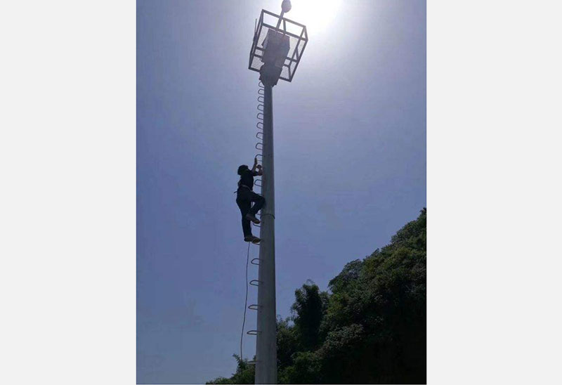 25米爬梯式監控桿